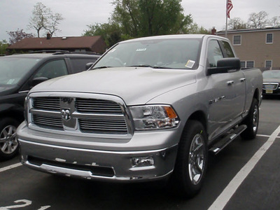 dodge ram 1500 2011 silver gasoline 8 cylinders 4 wheel drive automatic with overdrive 07730