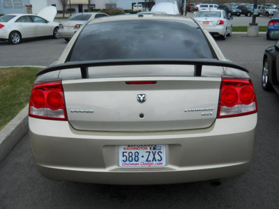 dodge charger 2010 white gold sedan sxt gasoline 6 cylinders rear wheel drive 4 speed automatic 99212