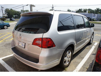 volkswagen routan 2011 silver van se rse nav gasoline 6 cylinders front wheel drive 6 speed automatic 08016