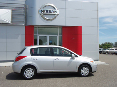 nissan versa 2011 silver hatchback 1 8 s gasoline 4 cylinders front wheel drive automatic with overdrive 99301
