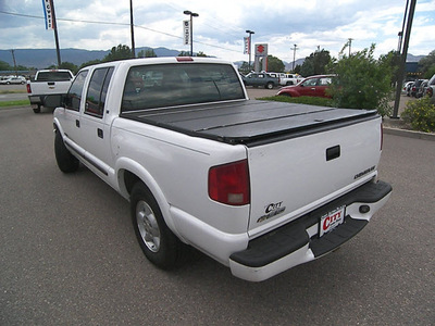 chevrolet s10 2004 white ls gasoline 6 cylinders 4 wheel drive automatic 81212