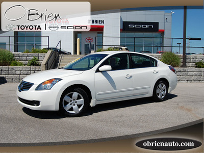 nissan altima 2008 white sedan 2 5 s gasoline 4 cylinders front wheel drive automatic 46219