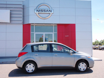 nissan versa 2011 gray hatchback 1 8 s gasoline 4 cylinders front wheel drive 4 speed automatic 99301