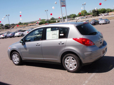 nissan versa 2011 gray hatchback 1 8 s gasoline 4 cylinders front wheel drive 4 speed automatic 99301