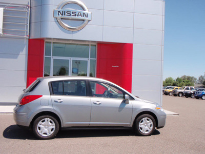 nissan versa 2011 gray hatchback 1 8 s gasoline 4 cylinders front wheel drive 4 speed automatic 99301