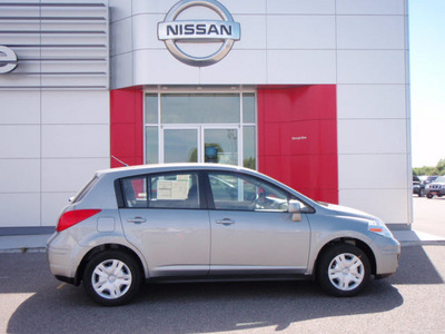 nissan versa 2011 gray hatchback 1 8 s gasoline 4 cylinders front wheel drive automatic 99301