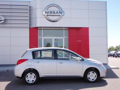 nissan versa 2011 silver hatchback 1 8 s gasoline 4 cylinders front wheel drive automatic 99301