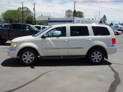 chrysler aspen 2007 white suv limited gasoline 8 cylinders 4 wheel drive 5 speed automatic 98901