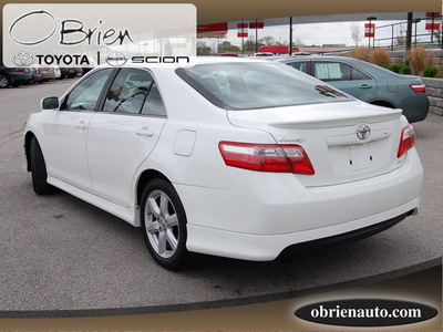 toyota camry 2009 white sedan se gasoline 4 cylinders front wheel drive automatic 46219