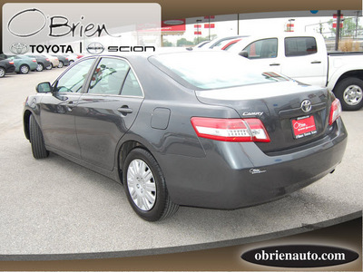 toyota camry 2011 gray sedan le gasoline 4 cylinders front wheel drive automatic 46219