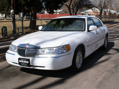 lincoln town car 1999 white sedan signature gasoline v8 rear wheel drive automatic with overdrive 80110