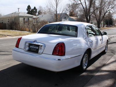 lincoln town car 1999 white sedan signature gasoline v8 rear wheel drive automatic with overdrive 80110