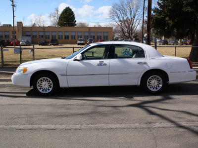 lincoln town car 1999 white sedan signature gasoline v8 rear wheel drive automatic with overdrive 80110