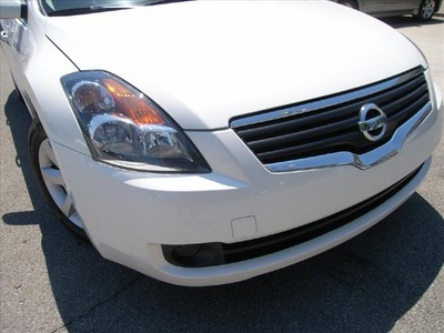 nissan altima 2009 white sedan gasoline 4 cylinders front wheel drive not specified 46219