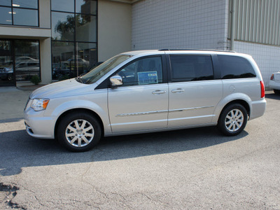 chrysler town and country 2011 silver van touring l flex fuel 6 cylinders front wheel drive 6 speed automatic 47130