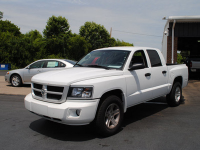 dodge dakota 2010 white big horn gasoline 6 cylinders 2 wheel drive automatic 27330