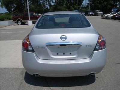 nissan altima 2011 silver sedan 2 5 s gasoline 4 cylinders front wheel drive automatic 46219