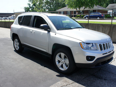 jeep compass 2011 silver suv gasoline 4 cylinders 2 wheel drive automatic 47130