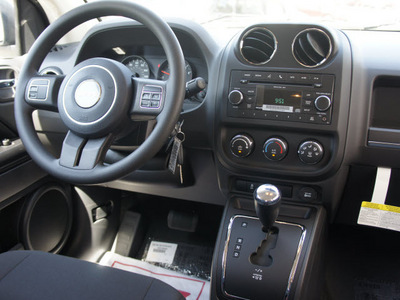 jeep compass 2011 silver suv gasoline 4 cylinders 2 wheel drive automatic 47130