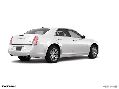 chrysler 300 2011 pw7 bright white cl sedan limited gasoline 6 cylinders rear wheel drive automatic 33021