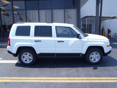 jeep patriot 2011 pw7 bright white cl suv sport gasoline 4 cylinders 2 wheel drive manual 33021