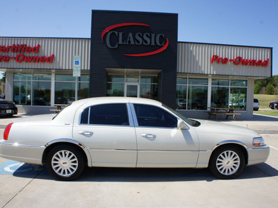lincoln town car 2004 gray sedan ultimate gasoline 8 cylinders rear wheel drive automatic 76210