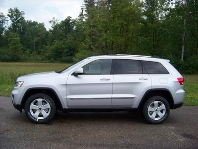 jeep grand cherokee 2011 silver suv gasoline 6 cylinders 4 wheel drive not specified 44024