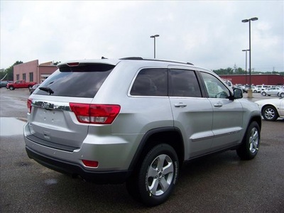 jeep grand cherokee 2011 silver suv gasoline 6 cylinders 4 wheel drive not specified 44024