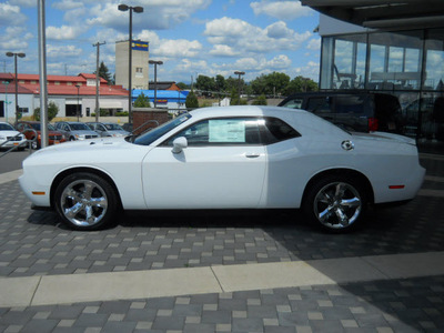 dodge challenger 2011 white coupe rt gasoline 8 cylinders rear wheel drive automatic 99212