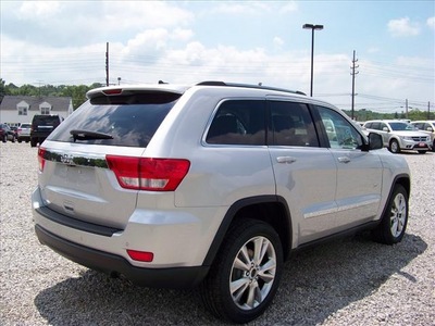 jeep grand cherokee 2011 silver suv gasoline 6 cylinders 4 wheel drive not specified 44024