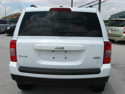 jeep patriot 2011 white suv latitude gasoline 4 cylinders 4 wheel drive automatic 45840
