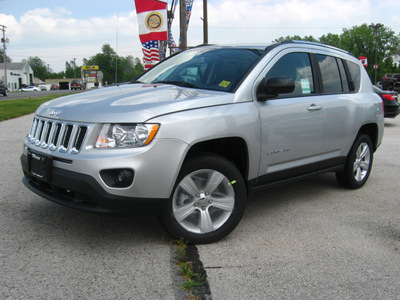 jeep compass 2011 silver suv latitude gasoline 4 cylinders 2 wheel drive automatic 45840