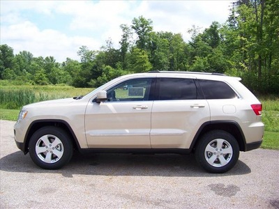 jeep grand cherokee 2011 gold suv gasoline 6 cylinders 4 wheel drive not specified 44024