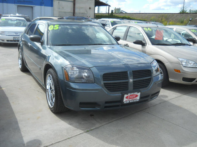 dodge magnum 2005 gray wagon sxt gasoline 6 cylinders rear wheel drive 4 speed automatic 99212