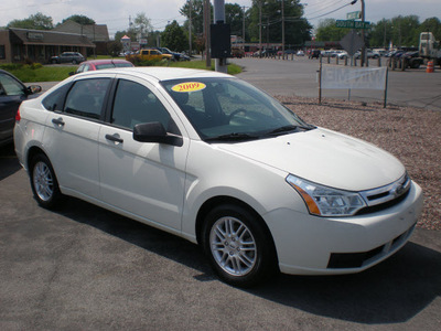 ford focus 2009 white sedan se gasoline 4 cylinders front wheel drive automatic with overdrive 13212