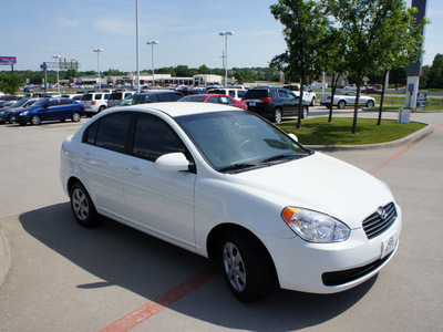hyundai accent 2009 white sedan gls gasoline 4 cylinders front wheel drive automatic 76205
