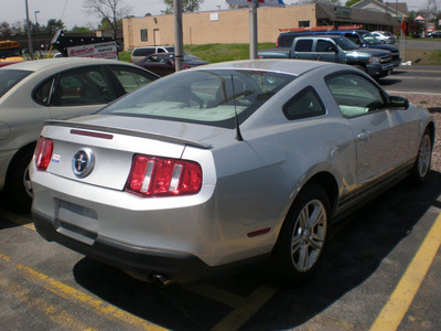 ford mustang 2010 silver coupe gasoline 6 cylinders rear wheel drive automatic 13212