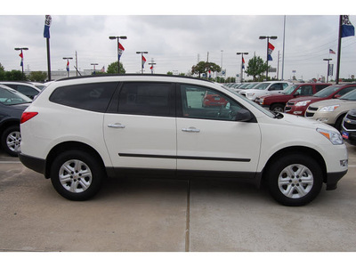 chevrolet traverse 2011 white suv ls gasoline 6 cylinders front wheel drive automatic 77090