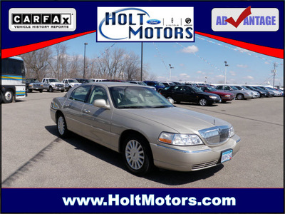 lincoln town car 2005 gray sedan signature gasoline 8 cylinders rear wheel drive automatic with overdrive 55321