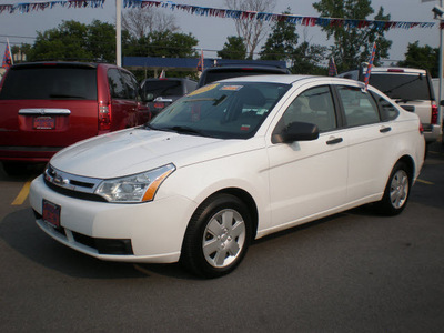 ford focus 2008 white sedan gasoline 4 cylinders front wheel drive 5 speed manual 13502