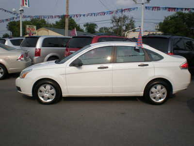 ford focus 2008 white sedan gasoline 4 cylinders front wheel drive 5 speed manual 13502