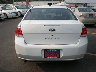 ford focus 2008 white sedan gasoline 4 cylinders front wheel drive 5 speed manual 13502