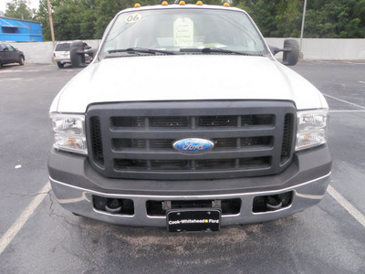 ford f 350 2006 white 8 cylinders automatic with overdrive 32401