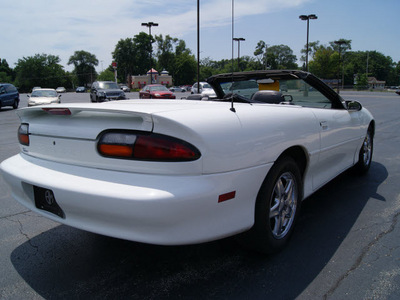 chevrolet camaro 1998 white black gasoline v6 rear wheel drive automatic 61008