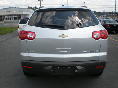 chevrolet traverse 2011 silver gasoline 6 cylinders all whee drive automatic 13502