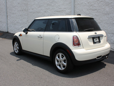 mini cooper 2008 off white hatchback gasoline 4 cylinders front wheel drive automatic 27616