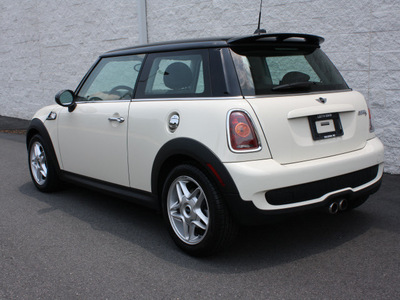 mini cooper 2009 off white hatchback s gasoline 4 cylinders front wheel drive automatic 27616