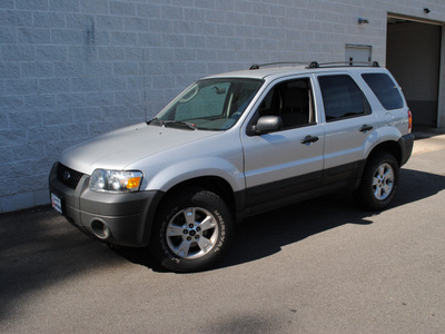 ford escape 2005 silver suv xlt gasoline 6 cylinders all whee drive automatic 44060