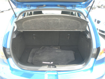 mazda mazda3 2004 blue hatchback gasoline 4 cylinders front wheel drive 5 speed manual 13502