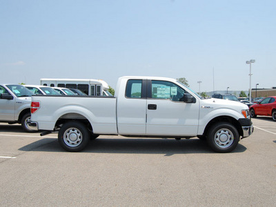 ford f 150 2011 white pickup truck xl flex fuel 6 cylinders 2 wheel drive 6 speed automatic 46168